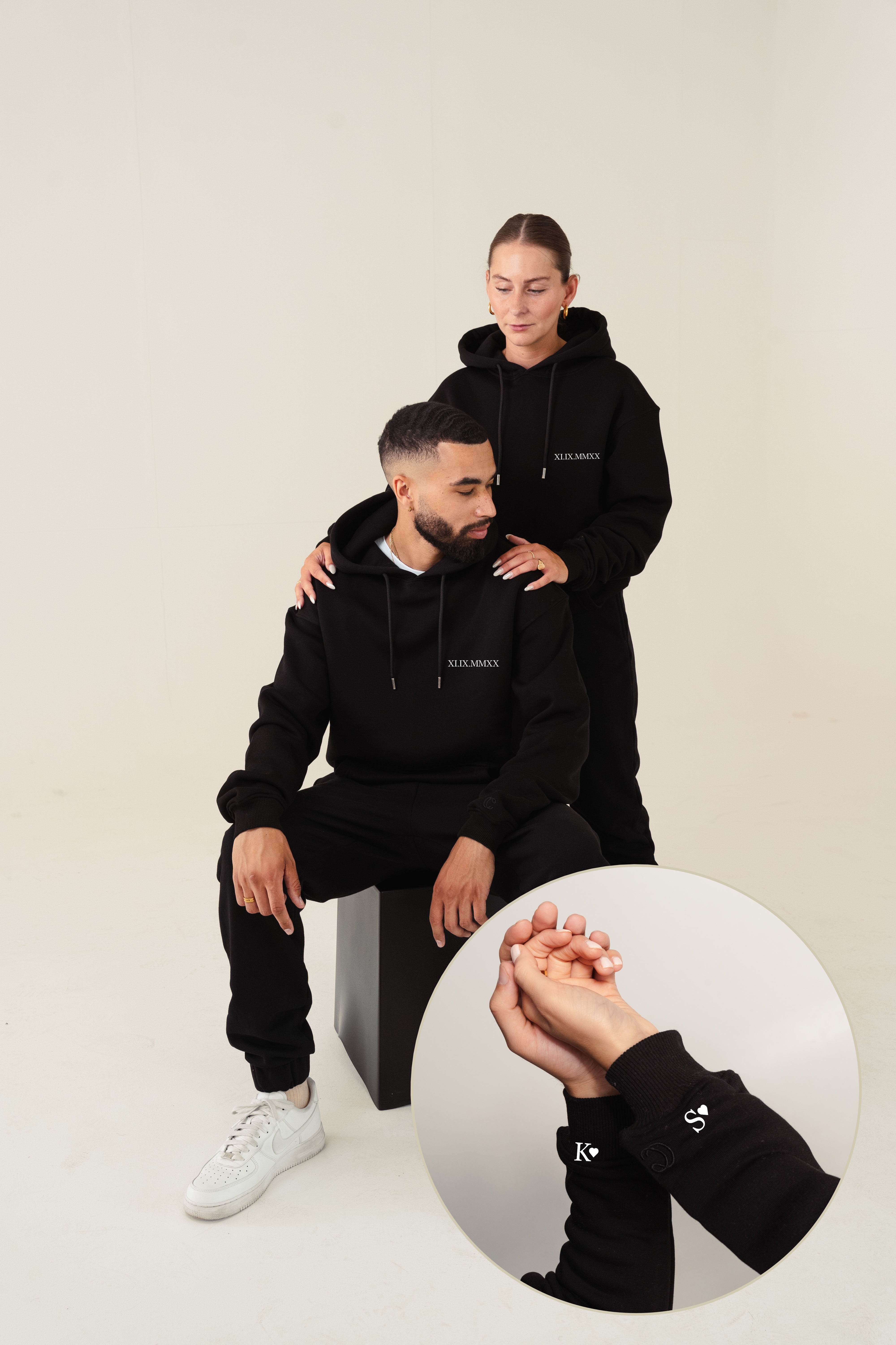2x Partner Hoodies Römisch mit Wunschdatum & Buchstabe am Ärmel